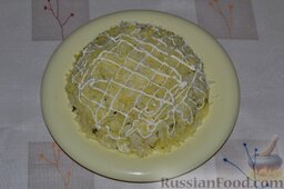 Салат с курицей и картошкой: На маринованные огурцы выкладываем оставшуюся часть вареного картофеля. Смазываем его майонезом.