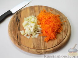 Салат с опятами, фасолью и оливками: Лук и морковь почистить. (Для этого объёма салата нужна луковица, как и морковь, среднего размера.) Ножом порезать лук. Делайте это так, как вам более удобно. Мельчить не надо. Морковь натереть, используя тёрку с крупным полотном.