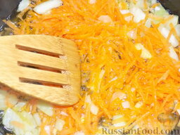 Салат с опятами, фасолью и оливками: Лук и морковь вместе обжарить. Как только они полностью размягчатся, выложить на дуршлаг. Это делается для удаления лишнего масла.  Сыр следует натереть. Оливки порезать четвертинками. Половина сырной массы пойдёт в сам салат, а вторую половину мы выложим верхним слоем (последний штрих).