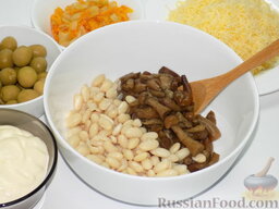 Салат с опятами, фасолью и оливками: Отваренные опята и фасоль выложить в миску.