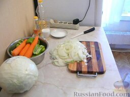 Салат из капусты "Витаминный": Нарезать лук полукольцами.