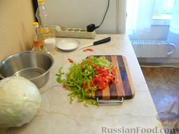 Салат из капусты "Витаминный": Перец - соломкой.