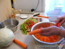 Салат из капусты "Витаминный": Морковь натереть.