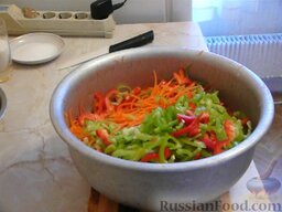 Салат из капусты "Витаминный": Смешать масло, уксус, соль и сахар. Этим маринадом нужно залить капусту.