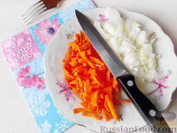 Салат "Обжорка": Морковь тоже разрежьте на узкие полоски.
