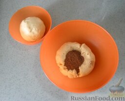 Печенье "Серпантин": Разделить готовое тесто надвое. В одну половинку добавить какао-порошок и снова вымесить, чтобы цвет стал однородным.