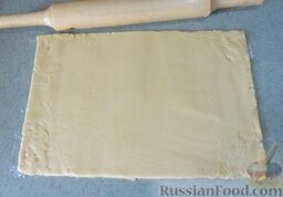 Печенье "Серпантин": Взять пищевую плёнку (или новый мешочек - обычный, пластиковый) и на нём раскатать светлое тесто в прямоугольник.