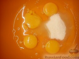 Блины с грибами и сыром: Выливаем в миску яйца, добавляем щепотку сахара, щепотку соли.