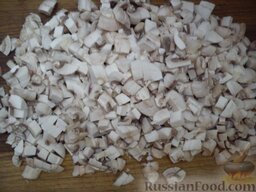 Блины с грибами и сыром: Нарезаем квадратиками грибы - хорошо вымытые, и не забываем снять верхнюю пленку.
