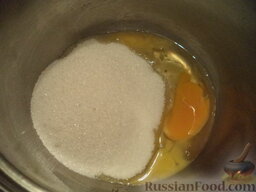 Торт "Наполеон" (коржи на рассоле): Тем временем сварить заварной крем. Для этого в кастрюлю вбить яйца, добавить сахар и ванильный сахар.