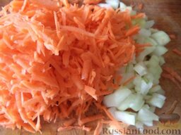 Капуста тушеная с мясом и черносливом: Очистить, вымыть лук и морковь. Лук нарезать кубиками, морковь натереть на крупной терке.