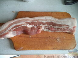 Капуста тушеная с мясом и черносливом: Вымыть свиную грудинку, обсушить.