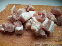Капуста тушеная с мясом и черносливом: Мясо нарезать кубиками 2х2 см.