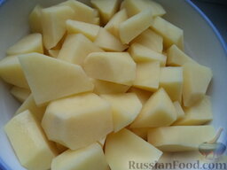 Суп с куриной грудкой и клецками: Очистить, вымыть картофель. Нарезать кусочками.