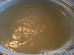Суп с куриной грудкой и клецками: Вскипятить 2 л воды. Выложить картофель в кипяток, варить 15 минут на небольшом огне.