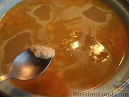 Суп с куриной грудкой и клецками: Набирать тесто на краешек чайной ложки, опускать в кипящий суп. Так сделать все клецки. Варить на небольшом огне 10 минут.