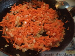 Суп с куриной грудкой и клецками: В горячее масло выложить лук и морковь. Тушить, помешивая, на среднем огне около 2-3 минут.