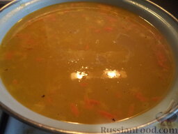 Суп с куриной грудкой и клецками: Зажарку добавить в кастрюлю, посолить, поперчить (по желанию), варить 10 минут.