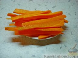Рулет из свиной грудинки: Морковь нарезать длинными брусочками.