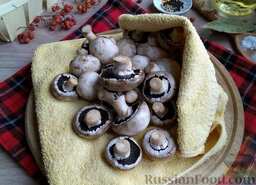 Быстрые маринованные грибы: Первым делом необходимо хорошо промыть шампиньоны и обтереть их кухонным полотенцем, чтобы грибы отдали лишнюю влагу.