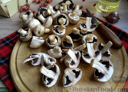 Быстрые маринованные грибы: Если грибы слишком большие, то можно разрезать их пополам или на четвертинки.