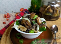 Быстрые маринованные грибы: Перед подачей к столу перекладываем грибы в красивую тарелочку. Хорошо подать маринованные шампиньоны с луком и свежей зеленью.  Приятного аппетита!