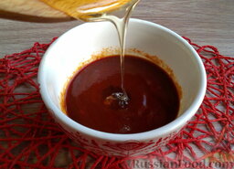 Куриные ножки в кисло-сладком соусе: Влить мёд, тщательно перемешать.