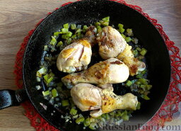 Куриные ножки в кисло-сладком соусе: Пассеровать овощи на разогретой сковороде с маслом около минуты.   Затем добавить в сковороду с овощами куриные ножки.