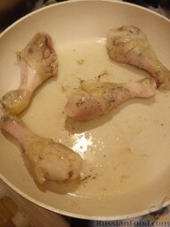Куриные ножки в "мешочках": Обжариваем их на сковороде до полуготовности.