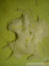 Салат с копченой курицей и соленым огурцом: Режем лук удобным для вас способом, на две-три части и нарезаем тонкими полосками.