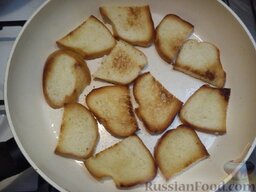 Бутерброды со шпротами: Разрезаем буханку хлеба пополам, нарезаем порционными кусочками. Обжариваем ломтики хлеба на сковороде с подсолнечным маслом с каждой стороны, до зарумянивания.