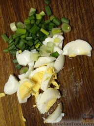 Бутерброды со шпротами: Режем произвольными кусками яйцо и зеленый лук.