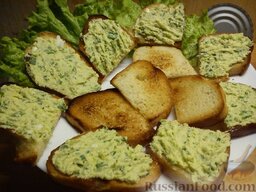 Бутерброды со шпротами: Смазываем каждый ломтик хлеба полученной массой, сверху кладем по шпротинке. Выкладываем бутерброды на салатные листья.