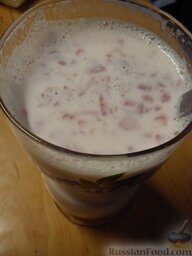 Молочный коктейль с клубникой: Добавляем теплое молоко, перемешиваем.