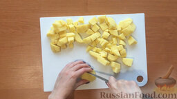 Курица с картошкой, в сливках (в мультиварке): Чистим картофель, нарезаем кубиками.