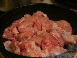 Гедлибже (курица в сметане по-кабардински): Кладем на сковороду с растительным маслом. Тушим под крышкой минут 30, почти до готовности.