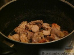 Гедлибже (курица в сметане по-кабардински): Обжаренную курицу перекладываем в кастрюлю и заливаем соусом. Тушим 10-15 минут.