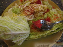 Соленая савойская капуста в остром соусе: Каждый лист капусты смазываем небольшим количеством соуса.