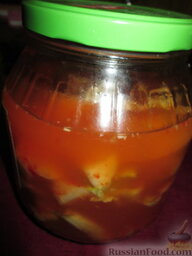 Соленая савойская капуста в остром соусе: Оставшуюся капусту перекладываем в стеклянную чистую банку. Заливаем рассолом и храним в холодильнике!