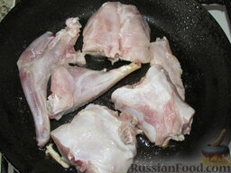 Фрикасе из кролика со сливками: Накалите сковороду с небольшим количеством масла. Выложите куски крольчатины и обжарьте их слегка с двух сторон. Во время жарки присолите по вкусу. Печень, сердце и почки пока отложите в сторону, жарить их вместе с мясом не стоит, иначе вы испортите их вкус.