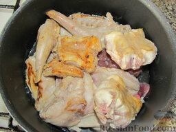 Фрикасе из кролика со сливками: Переложите куски мяса в кастрюлю. Сердце с печенью и почками положите туда же.