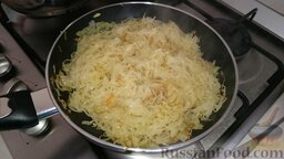 Домашние вареники с картошкой и кислой капустой: Поставим сковороду на плиту. Нальем на разогретую сковороду немного растительного масла. Как масло нагреется, туда забросим капусту. Тушим ее под крышкой до готовности (минут 20-30).