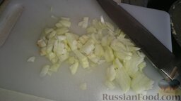 Домашние вареники с картошкой и кислой капустой: Нарезаем кубиком лук.