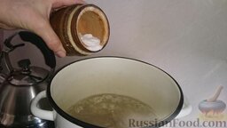 Домашние вареники с картошкой и кислой капустой: Солим воду.