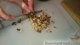 Салат из свеклы с черносливом: Нарезать мелко орехи.