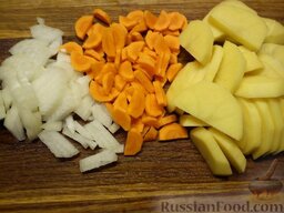 Суп-гуляш: Очищаем морковь, картофель, лук от шкурки, нарезаем удобным для вас способом, у меня - полукольца, и лук нашинкован.