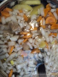 Суп-гуляш: Отправляем в кастрюлю с водой, ставим на средний огонь, ждем когда закипит вода, снимаем шум (образовавшуюся пену), солим, варим до тех пор, пока не уберем весь шум, после еще минут 30, к готовому мясу добавляем овощи (картофель, морковь и лук).