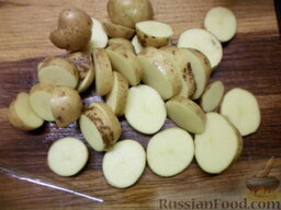 Кролик с овощами: Разрезаем картофель удобным для вас способом.