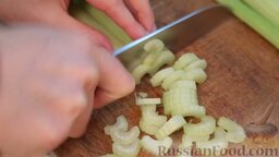 Салат с сельдереем, яблоком и сыром: Черешки сельдерея нарежьте тоненькими дольками.