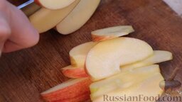 Салат с сельдереем, яблоком и сыром: Яблоки очистите, нарежьте соломкой.